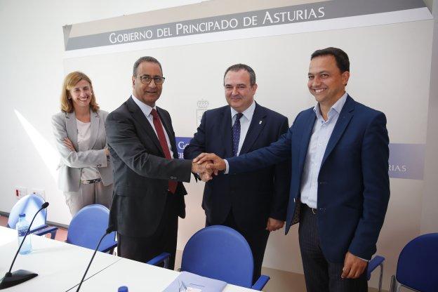 Lastra, Pola y Daniel González-Lamuño, de Hidrocantábrico, tras la firma del acuerdo. 