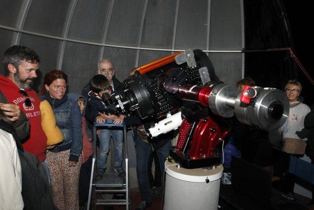 Aficionados buscan las Perseidas en el cielo sobre Deva. 