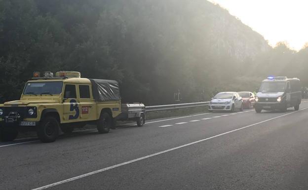 Bomberos y Guardia Civil en el lugar del accidente.