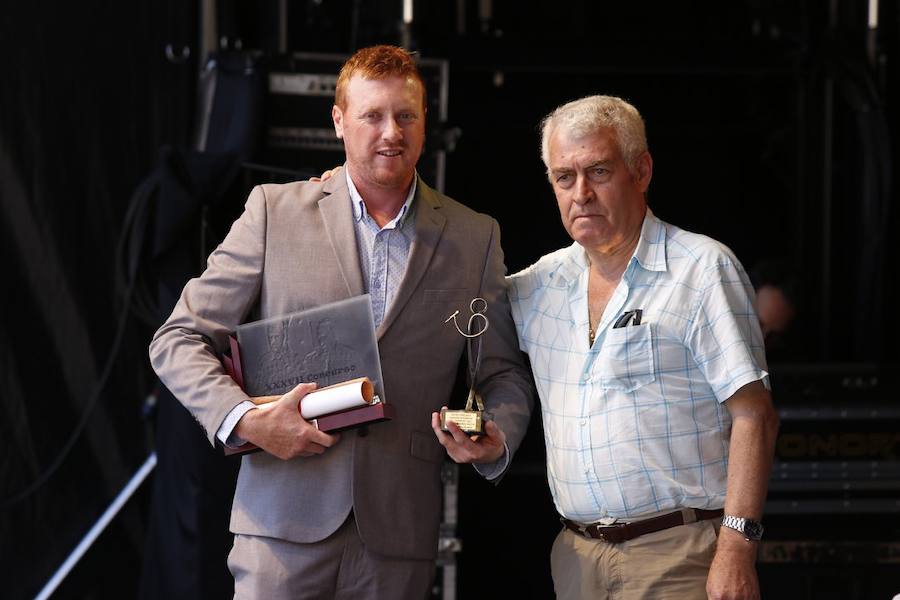 La plaza Mayor de Gijón ha sido el escenario en el que se han entregado los premios del XXXVII Concurso de Canción Asturiana organizado por EL COMERCIO.