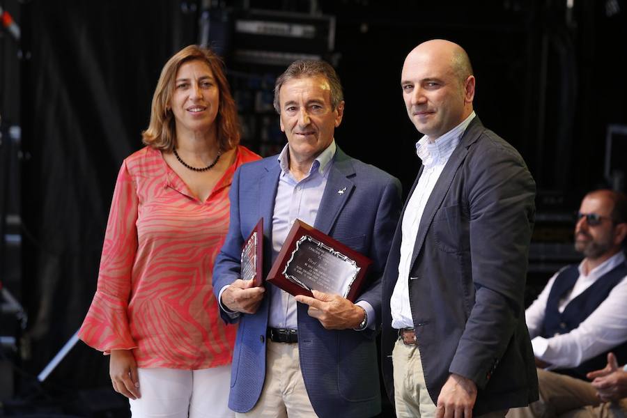 La plaza Mayor de Gijón ha sido el escenario en el que se han entregado los premios del XXXVII Concurso de Canción Asturiana organizado por EL COMERCIO.
