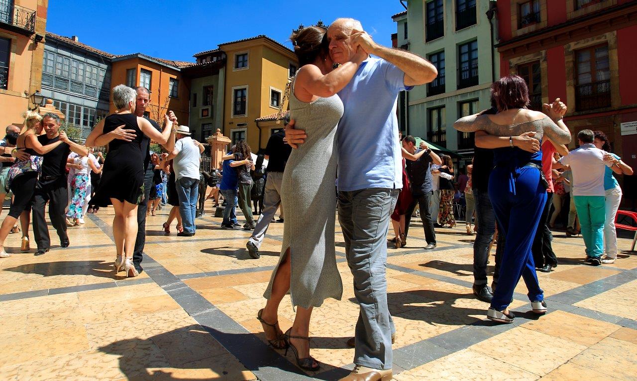 La plaza de Trascorrales de Oviedo ha sido el escenario en el que decenas de personas han participado este sábado en una exhibición de tango, organizada en el marco del certamen Milongueros 2017, que animará distintos espacios de la ciudad durante este puente de agosto.