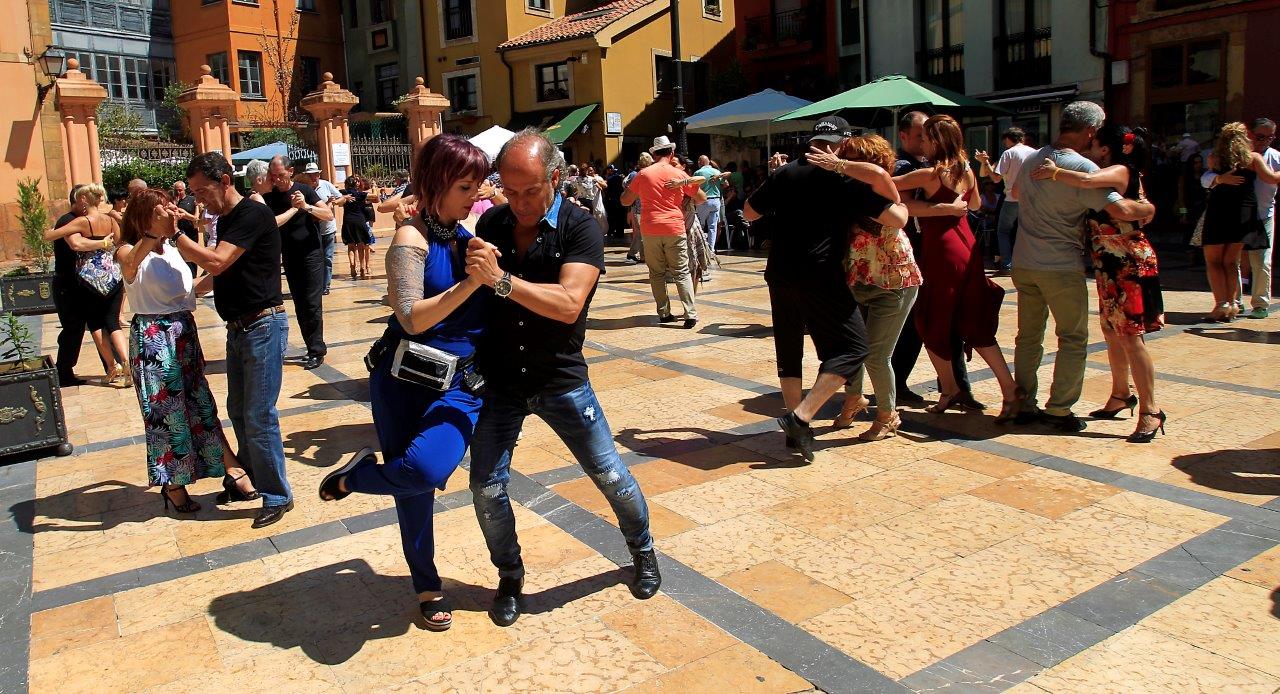 La plaza de Trascorrales de Oviedo ha sido el escenario en el que decenas de personas han participado este sábado en una exhibición de tango, organizada en el marco del certamen Milongueros 2017, que animará distintos espacios de la ciudad durante este puente de agosto.