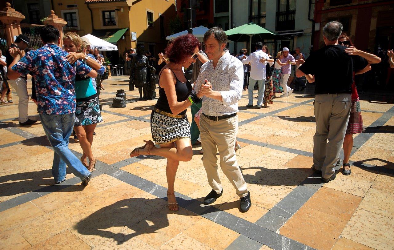 La plaza de Trascorrales de Oviedo ha sido el escenario en el que decenas de personas han participado este sábado en una exhibición de tango, organizada en el marco del certamen Milongueros 2017, que animará distintos espacios de la ciudad durante este puente de agosto.