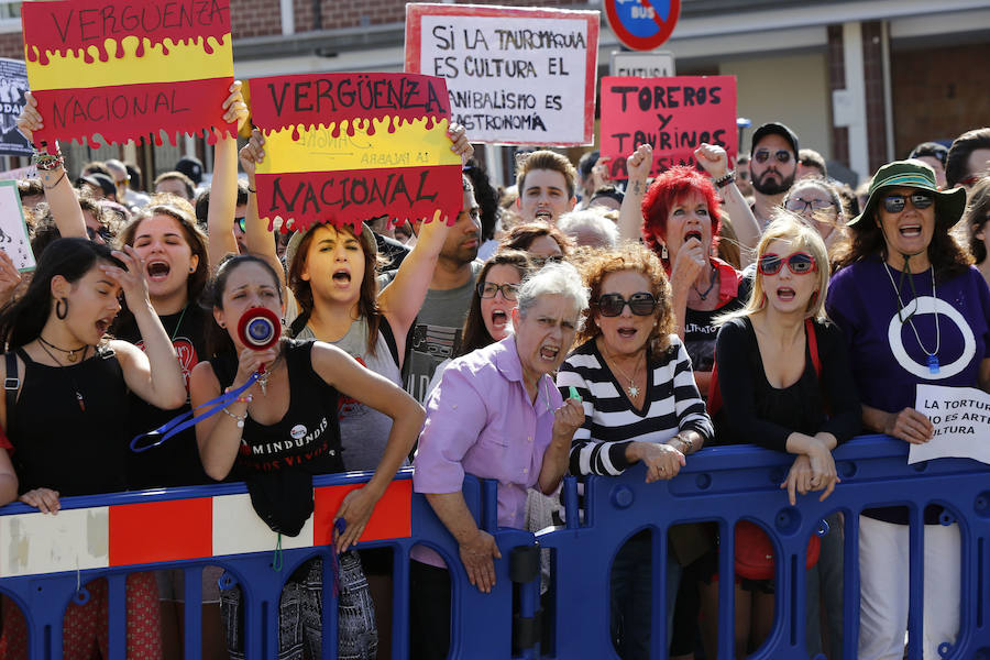 Protesta de colectivos antitaurinos en Gijón