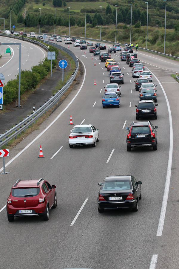 Retenciones kilométricas en la autovía del Cantábrico en Villaviciosa