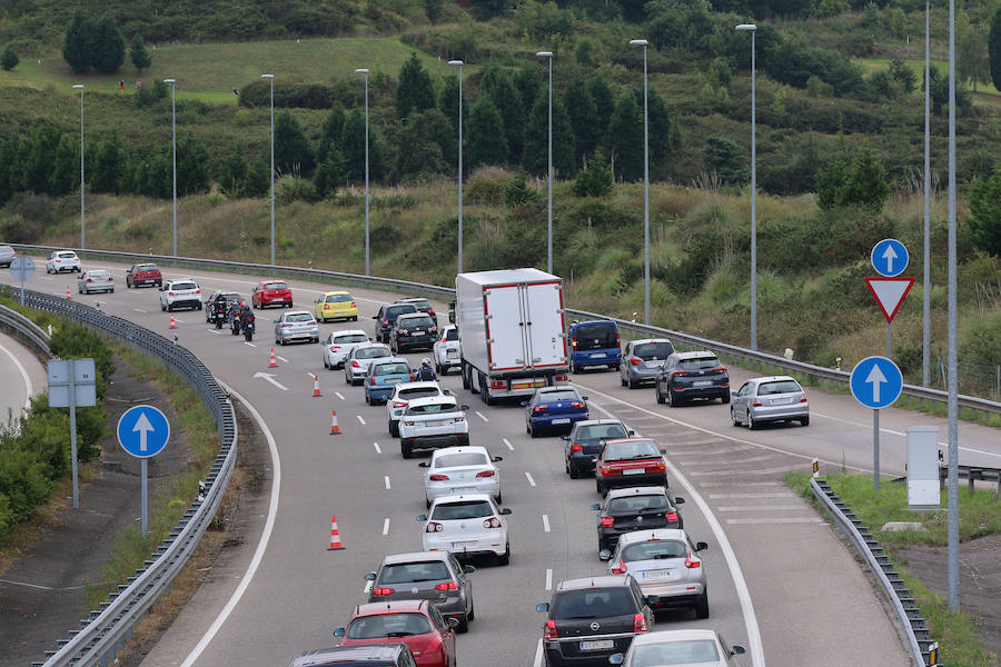 Retenciones kilométricas en la autovía del Cantábrico en Villaviciosa