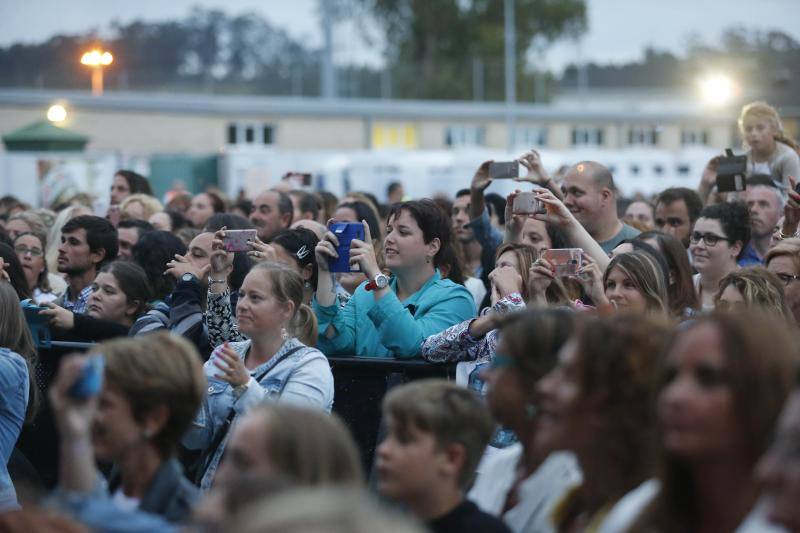 David Bustamante se entrega al publico en el Luanco al mar