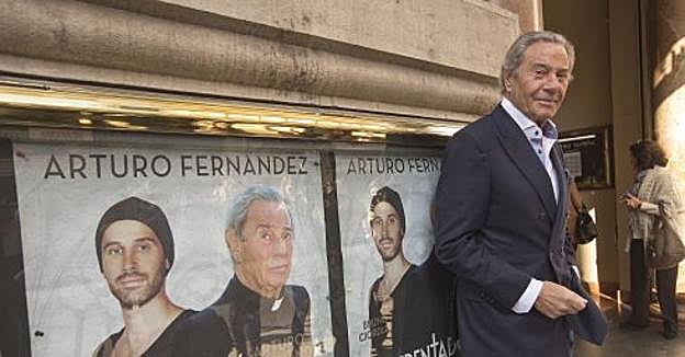 Arturo Fernández, a las puertas del Jovellanos. 