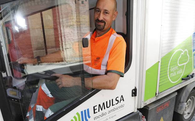 Miguel Cortés, a bordo del vehículo eléctrico en el que trabaja
