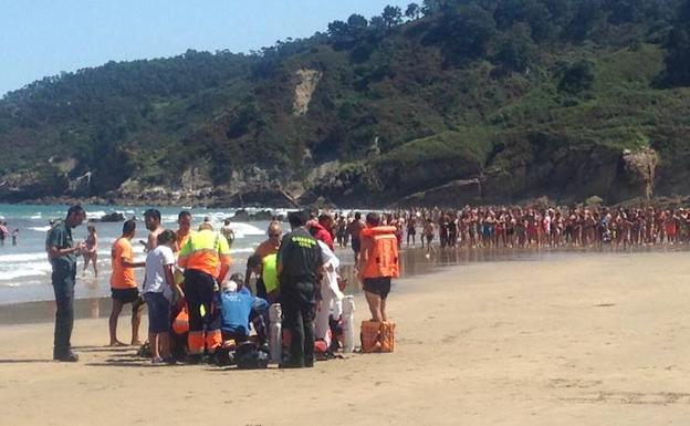Personal de emergencias atiende al hombre en la playa de Aguilar.