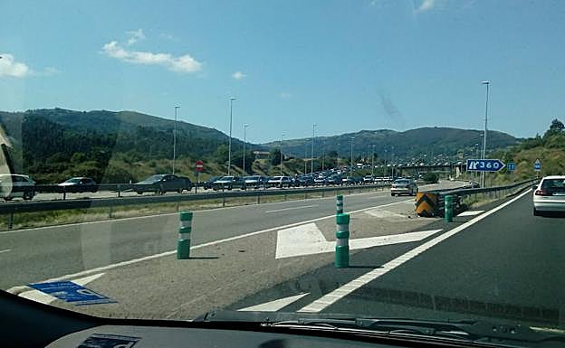 La afluencia a las playas provoca atascos kilométricos en la A-8