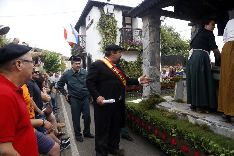 Centenares de personas han seguido el espectacular desfile de carrozas de Valdesoto, acto central de las fiestas en honor a San Félix. Una decena de agrupaciones han dado muestra de su creatividad e ingenio.