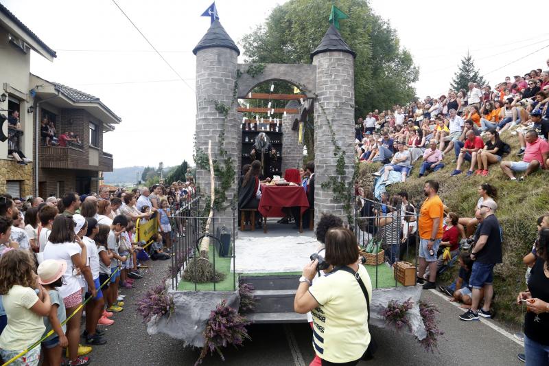 Centenares de personas han seguido el espectacular desfile de carrozas de Valdesoto, acto central de las fiestas en honor a San Félix. Una decena de agrupaciones han dado muestra de su creatividad e ingenio.
