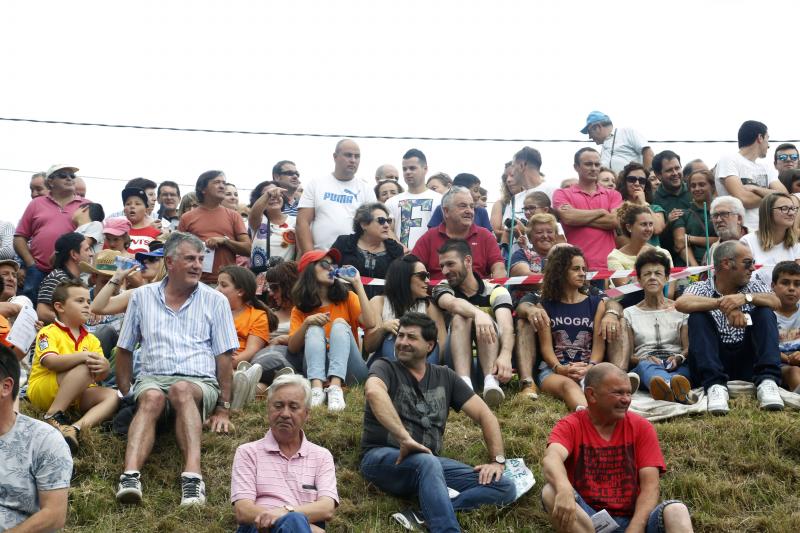 Centenares de personas han seguido el espectacular desfile de carrozas de Valdesoto, acto central de las fiestas en honor a San Félix. Una decena de agrupaciones han dado muestra de su creatividad e ingenio.