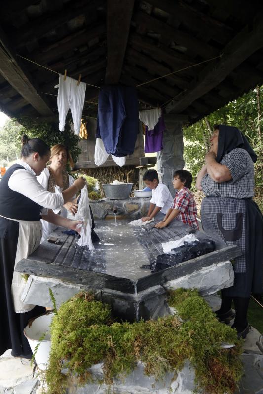 Centenares de personas han seguido el espectacular desfile de carrozas de Valdesoto, acto central de las fiestas en honor a San Félix. Una decena de agrupaciones han dado muestra de su creatividad e ingenio.
