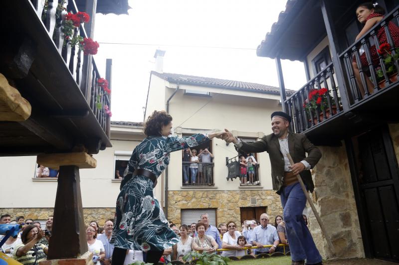 Centenares de personas han seguido el espectacular desfile de carrozas de Valdesoto, acto central de las fiestas en honor a San Félix. Una decena de agrupaciones han dado muestra de su creatividad e ingenio.