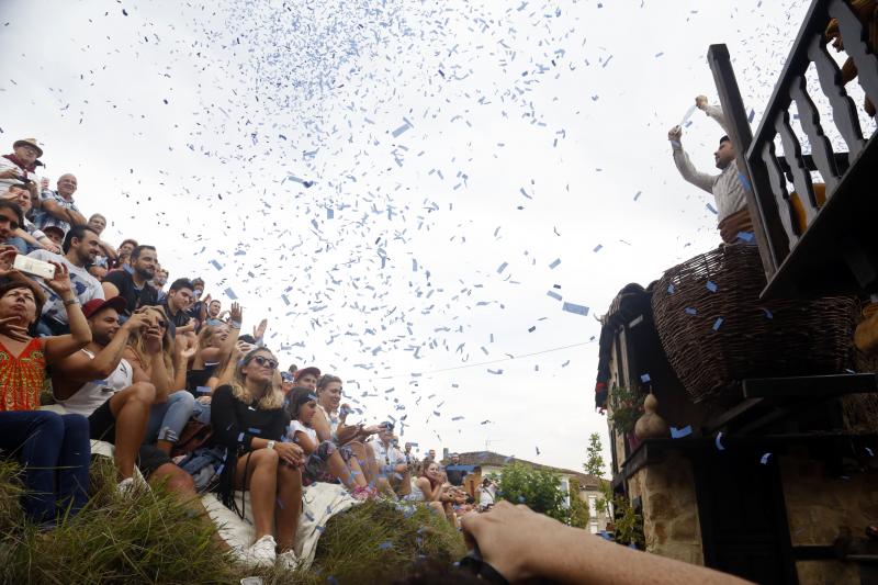 Centenares de personas han seguido el espectacular desfile de carrozas de Valdesoto, acto central de las fiestas en honor a San Félix. Una decena de agrupaciones han dado muestra de su creatividad e ingenio.