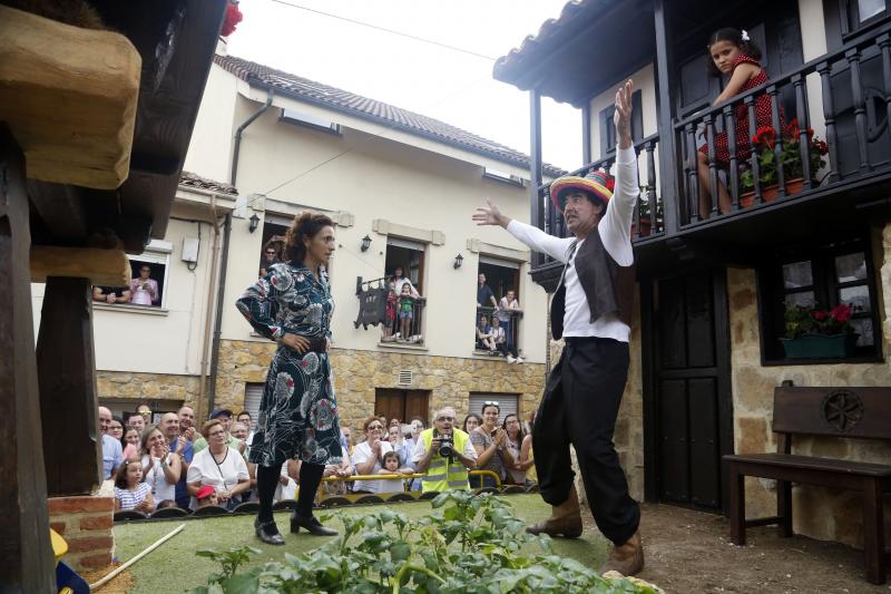 Centenares de personas han seguido el espectacular desfile de carrozas de Valdesoto, acto central de las fiestas en honor a San Félix. Una decena de agrupaciones han dado muestra de su creatividad e ingenio.