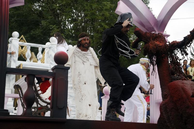 Centenares de personas han seguido el espectacular desfile de carrozas de Valdesoto, acto central de las fiestas en honor a San Félix. Una decena de agrupaciones han dado muestra de su creatividad e ingenio.
