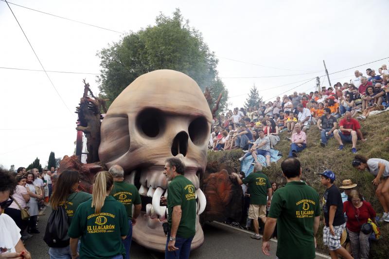Centenares de personas han seguido el espectacular desfile de carrozas de Valdesoto, acto central de las fiestas en honor a San Félix. Una decena de agrupaciones han dado muestra de su creatividad e ingenio.
