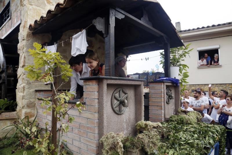 Centenares de personas han seguido el espectacular desfile de carrozas de Valdesoto, acto central de las fiestas en honor a San Félix. Una decena de agrupaciones han dado muestra de su creatividad e ingenio.