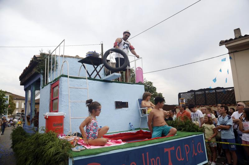 Centenares de personas han seguido el espectacular desfile de carrozas de Valdesoto, acto central de las fiestas en honor a San Félix. Una decena de agrupaciones han dado muestra de su creatividad e ingenio.