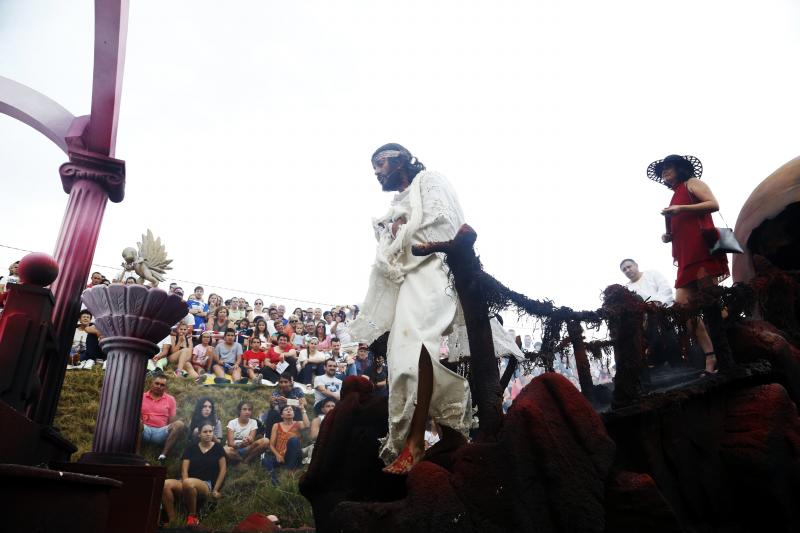 Centenares de personas han seguido el espectacular desfile de carrozas de Valdesoto, acto central de las fiestas en honor a San Félix. Una decena de agrupaciones han dado muestra de su creatividad e ingenio.