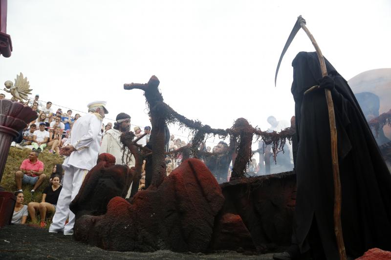 Centenares de personas han seguido el espectacular desfile de carrozas de Valdesoto, acto central de las fiestas en honor a San Félix. Una decena de agrupaciones han dado muestra de su creatividad e ingenio.