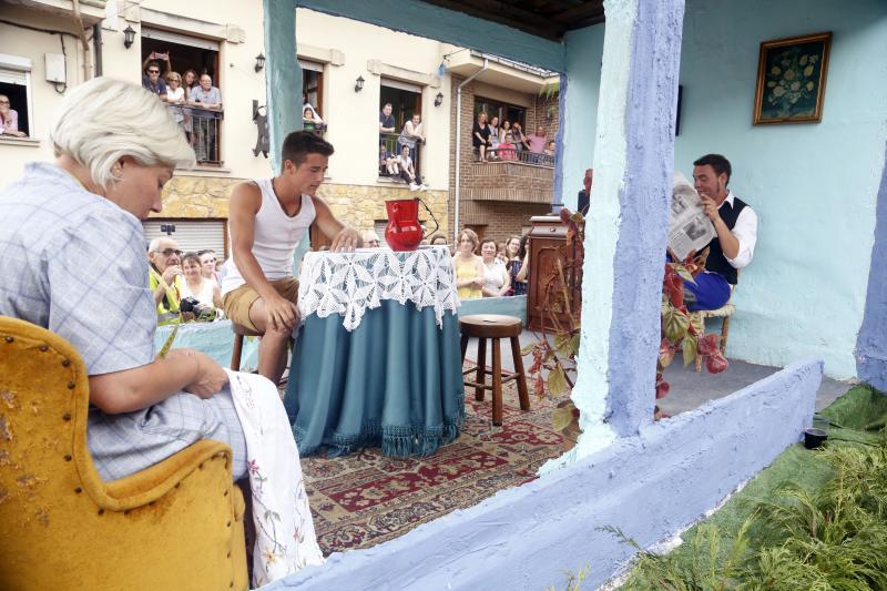 Centenares de personas han seguido el espectacular desfile de carrozas de Valdesoto, acto central de las fiestas en honor a San Félix. Una decena de agrupaciones han dado muestra de su creatividad e ingenio.