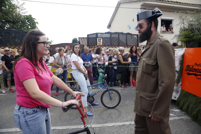 Centenares de personas han seguido el espectacular desfile de carrozas de Valdesoto, acto central de las fiestas en honor a San Félix. Una decena de agrupaciones han dado muestra de su creatividad e ingenio.