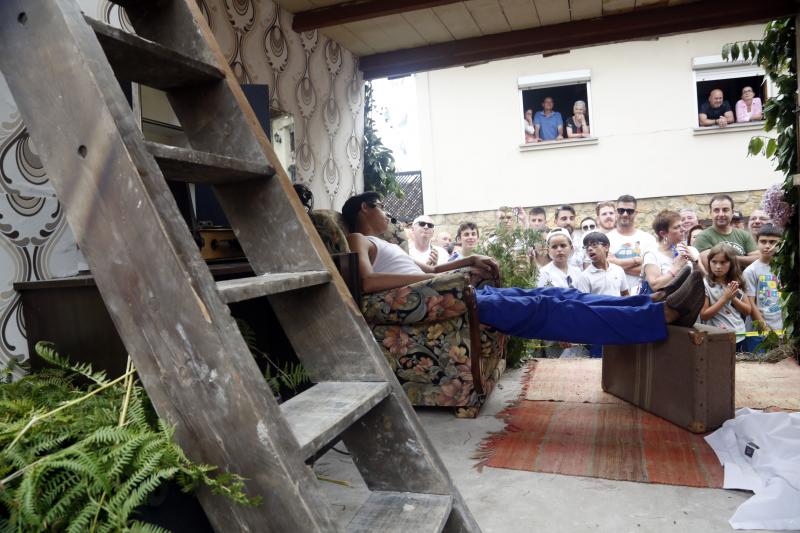 Centenares de personas han seguido el espectacular desfile de carrozas de Valdesoto, acto central de las fiestas en honor a San Félix. Una decena de agrupaciones han dado muestra de su creatividad e ingenio.