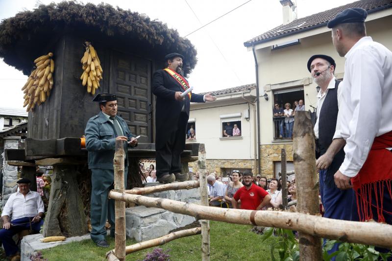 Centenares de personas han seguido el espectacular desfile de carrozas de Valdesoto, acto central de las fiestas en honor a San Félix. Una decena de agrupaciones han dado muestra de su creatividad e ingenio.