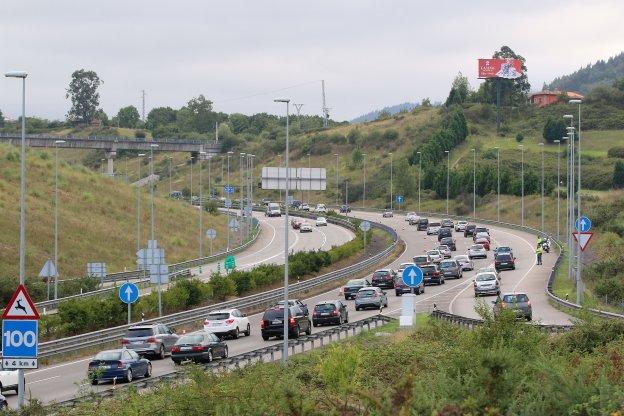 Tráfico intenso en la autovía del Cantábrico a su paso por Villaviciosa, en torno a las ocho de la tarde, en el retorno de las playas. 