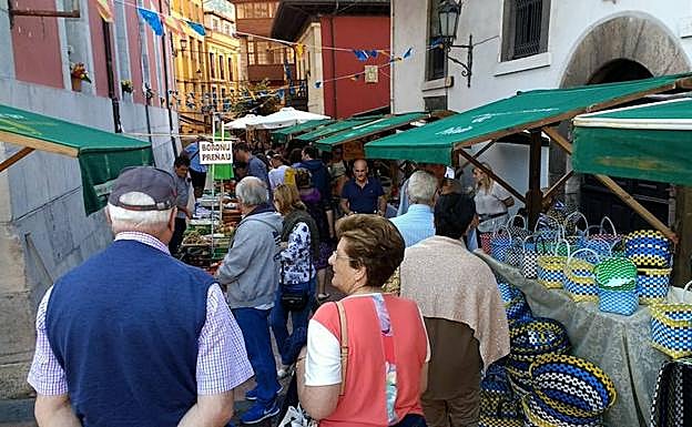 La calle El Quesu, en la capital piloñesa, repleta de puestos y visitantes.