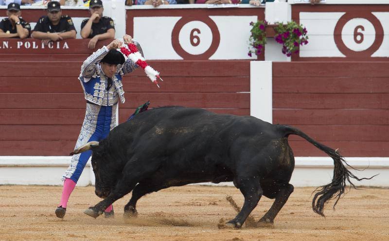 Público entusiasmado en una tarde floja en El Bibio