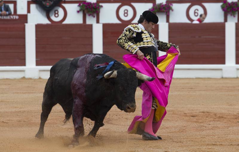 Público entusiasmado en una tarde floja en El Bibio