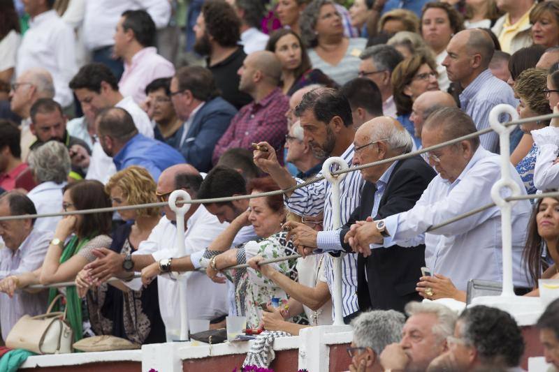 Público entusiasmado en una tarde floja en El Bibio
