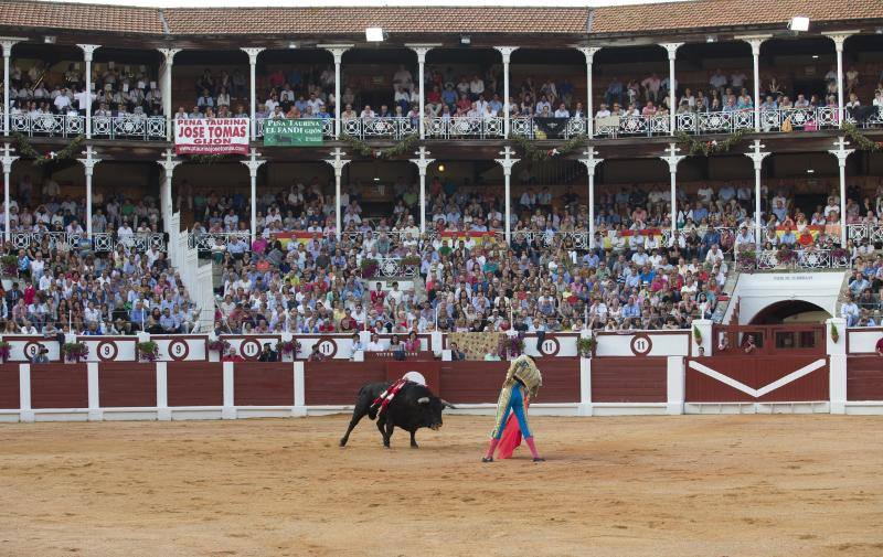 Público entusiasmado en una tarde floja en El Bibio