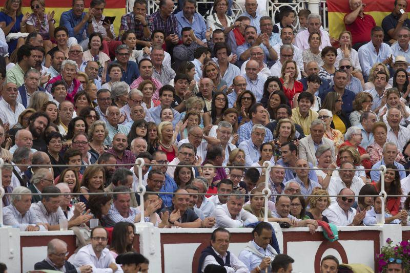 Público entusiasmado en una tarde floja en El Bibio