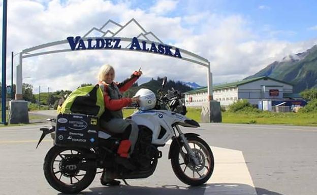 Sonia Barbosa con 'Trailera' a la entrada de Valdez, Alaska.