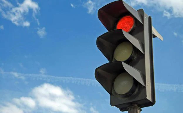 Una mujer de 72 años ebria derriba un semáforo y conduce arrastrándolo en sentido contrario