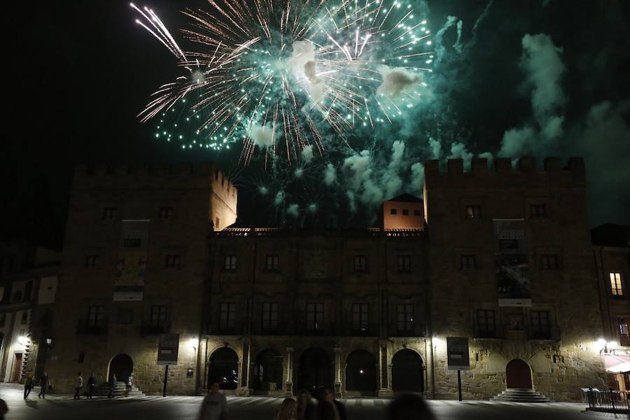 Las inolvidables postales de Gijón que deja la noche de los fuegos