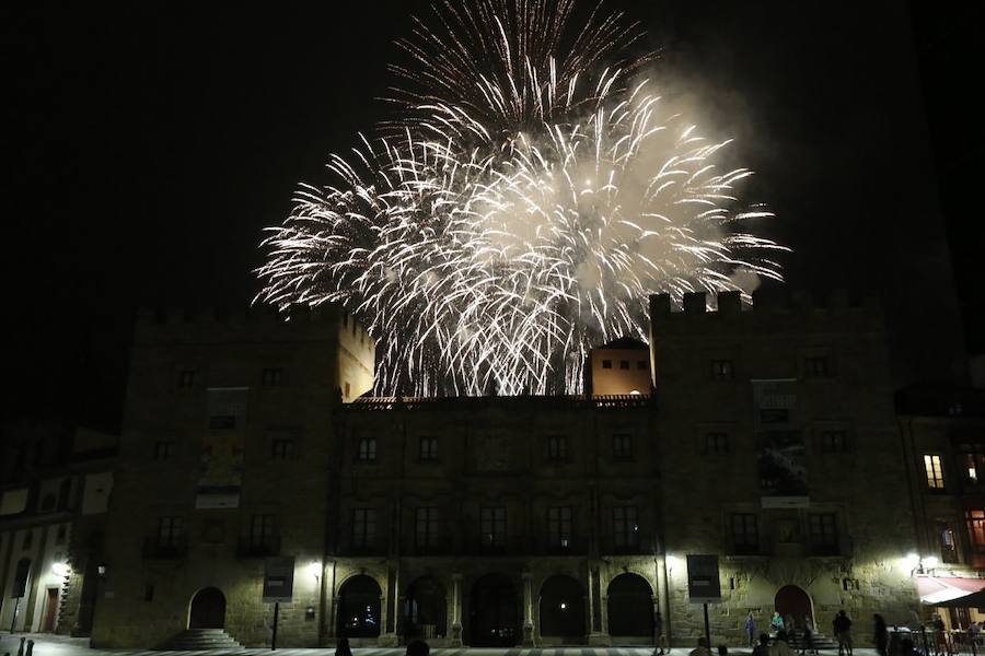 Las inolvidables postales de Gijón que deja la noche de los fuegos