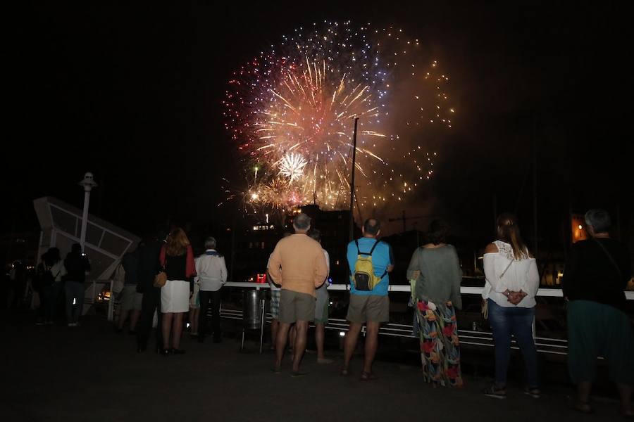Las inolvidables postales de Gijón que deja la noche de los fuegos