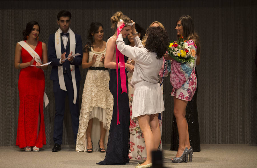 David García y Rocío Fidalgo fueron los elegidos tras una ceremonia de tres desfiles distintos. celebrada en la Feria. Él, tiene 31 años y compagina su trabajo de camarero con los estudios. Ella estudia para convertirse en auxiliar de veterinaria a sus 20 años.