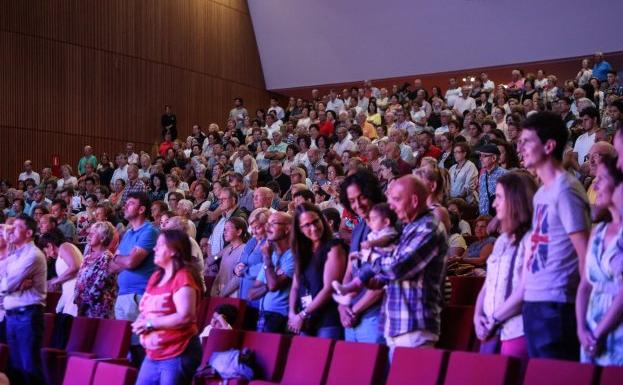 El público llenó el auditorio del Centro Niemeyer. 