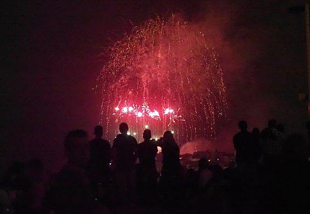 Varios fuegos artificiales, vistos desde Poniente. 