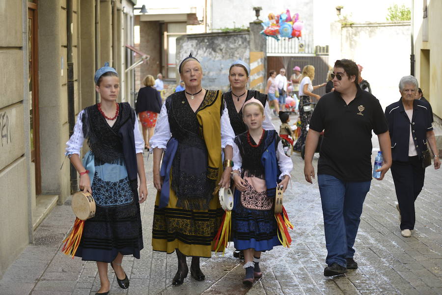 Multitudinaria fiesta de San Roque en Llanes