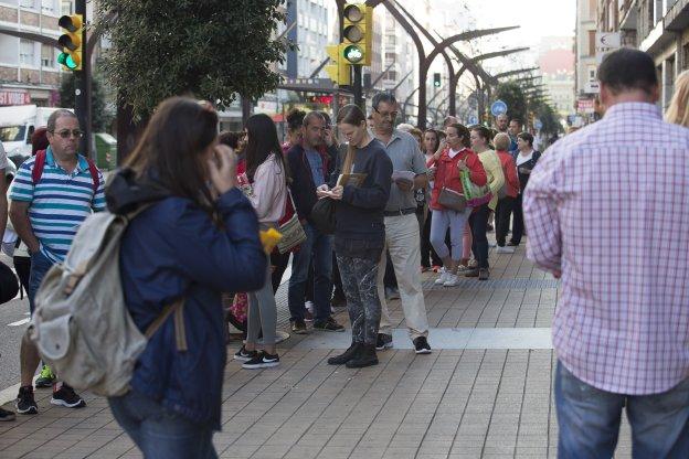 Cola, a la espera de turno, para el intercambio de libros de texto. 